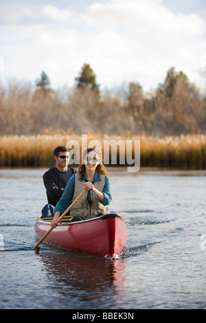 Matura in canoa sul fiume Deschutes, piegare, Oregon, Stati Uniti d'America Foto Stock