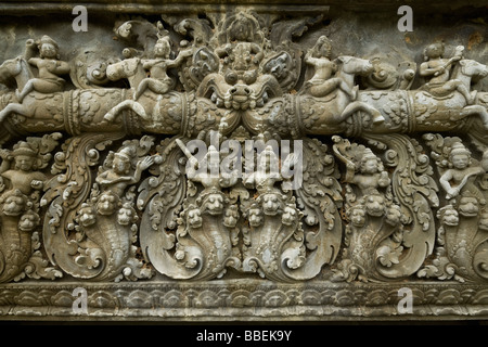 Rilievo scultoreo, Preah Ko, Tempio di Angkor, Cambogia Foto Stock