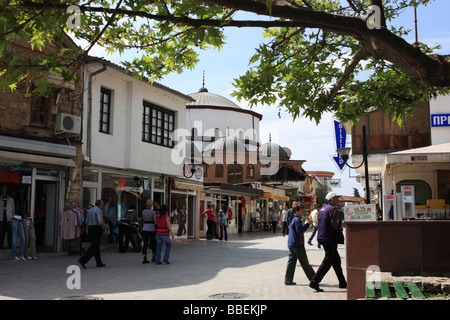 Una scena di strada a Ohrid Macedonia, mostrando le Ali Pasha moschea. Foto scattata da Krusevska Republika Square Foto Stock