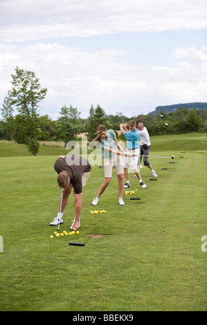 Gruppo di persone sul Driving Range, Burlington, Ontario, Canada Foto Stock