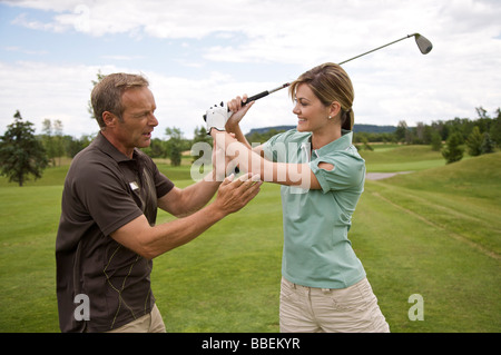 Donna Imparare a Golf, Burlington, Ontario, Canada Foto Stock