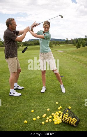 Donna Imparare a Golf, Burlington, Ontario, Canada Foto Stock