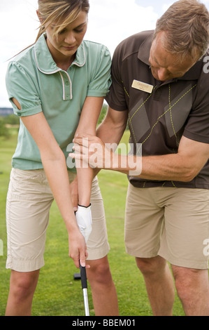 Donna Imparare a Golf, Burlington, Ontario, Canada Foto Stock