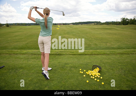 Donna sul Driving Range, Burlington, Ontario, Canada Foto Stock