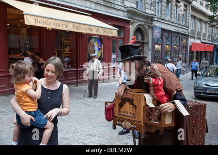 L'artista di strada con organo a mano nella storica costum con Vieux Lyon centro storico della città vecchia di Lione Rodano Alpi Francia Foto Stock