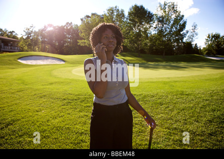 Golfista con telefono cellulare, Burlington, Ontario, Canada Foto Stock