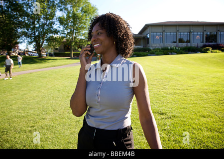 Golfista con telefono cellulare, Burlington, Ontario, Canada Foto Stock