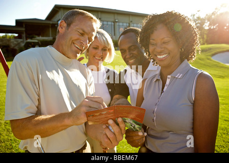 I golfisti guardando score card, Burlington, Ontario, Canada Foto Stock