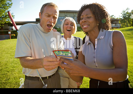 I golfisti guardando score card, Burlington, Ontario, Canada Foto Stock