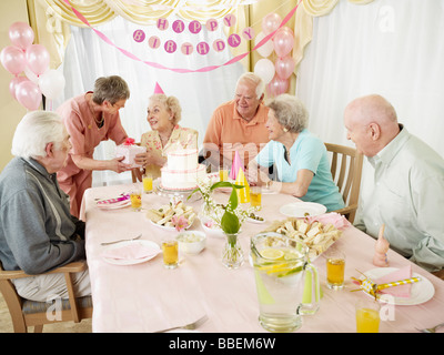 Per gli anziani in una casa di riposo per festeggiare un compleanno Foto Stock