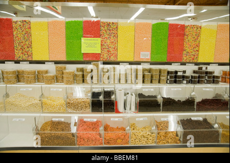 Caramelle alla rinfusa nel supermercato Foto Stock