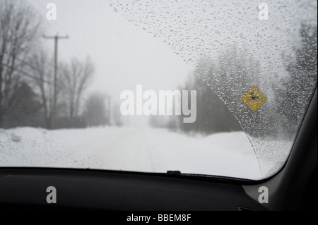 In autostrada in inverno, Ontario, Canada Foto Stock