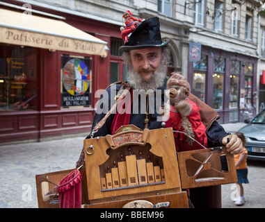 L'artista di strada con organo a mano nella storica costum con Vieux Lyon centro storico della città vecchia di Lione Rodano Alpi Francia Foto Stock