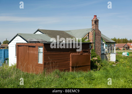 Regno Unito Inghilterra Norfolk California originali in legno incorniciata clifftop chalet in cattive condizioni Foto Stock