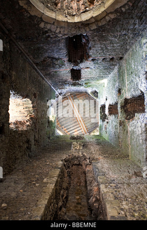 Guardando verticalmente fino all'interno del Faro Romano al Castello di Dover Foto Stock