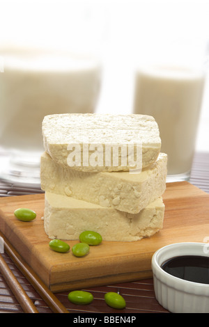 Il tofu con latte di soia, la salsa di soia e semi di soia Foto Stock