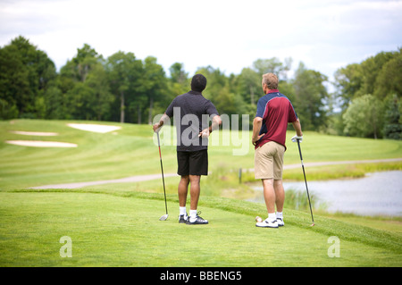 Backview di uomini in piedi sul campo da Golf Foto Stock