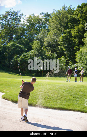 Backview dell uomo nella trappola di sabbia sul campo da Golf Foto Stock