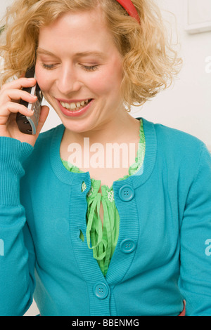 Donna che parla al telefono Foto Stock