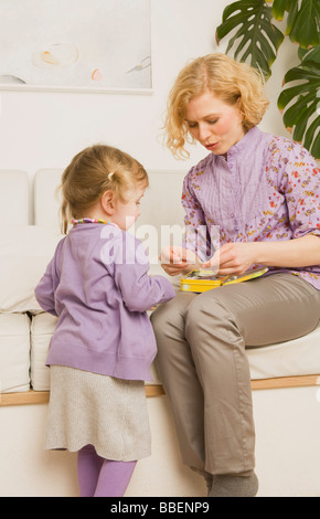 Madre giocando con la figlia Foto Stock