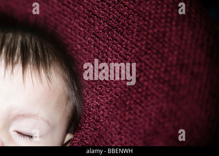 Sette mesi di età bambino su una coperta Foto Stock