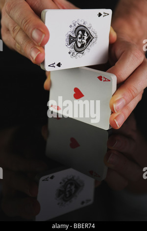 Mani shuffling mazzo di carte da gioco Foto Stock
