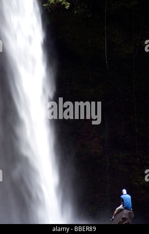 Persona che guarda una cascata, La Fortuna, Costa Rica Foto Stock