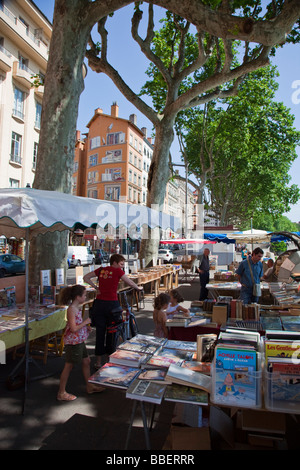 Mercato delle pulci di libri a Saone riverside Lyon Rodano Alpi Francia Foto Stock