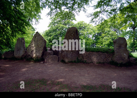 Waylands Smithy un neolitico long barrow tomba a pochi metri dal percorso Ridgeway a Ashbury in Oxfordshire Foto Stock