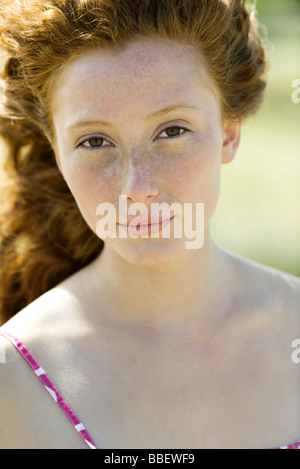 Rosso giovane donna dai capelli guardando la telecamera, ritratto Foto Stock