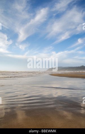 Persone in la distanza a piedi lungo la spiaggia di cannone, Oregon Foto Stock