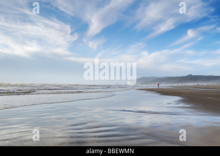 Persone in la distanza a piedi lungo la spiaggia di cannone, Oregon Foto Stock