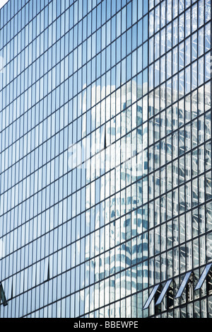 La riflessione di costruire sulle vedove di acciaio e vetro alto edificio di uffici, ritagliato Foto Stock
