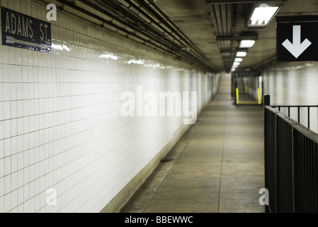 Vuoto corridoio della metropolitana, segno dirigere per uscita di strada Foto Stock