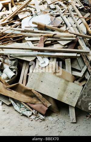 Pila di detriti di demolizione, legno, tubi, fili Foto Stock