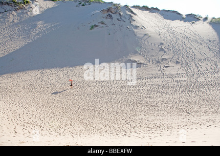 Donna che cammina sulle dune, Warren Dunes State Park, Michigan Foto Stock