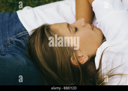 Donna addormentato con la testa appoggiata sull uomo di stomaco, ritagliato Foto Stock