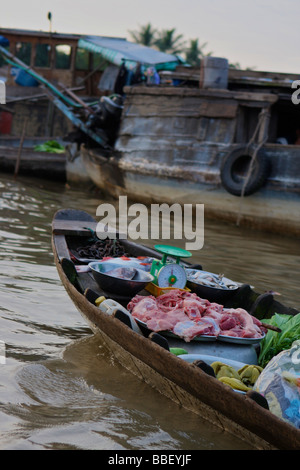 Cibo barca sul Phong dien mercato galleggiante Foto Stock