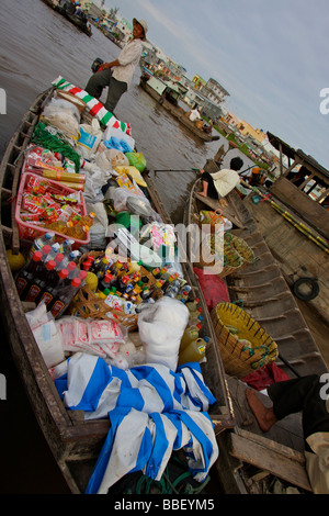 Il venditore sul Phong dien mercato galleggiante Foto Stock