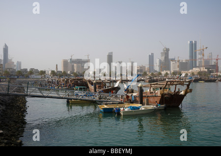 La vista al Kuwait harbour con barca del pescatore provengono da dovere notte. Foto Stock