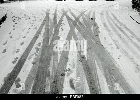 Auto tracce di pneumatici in ghiaccio e neve 2009 Foto Stock