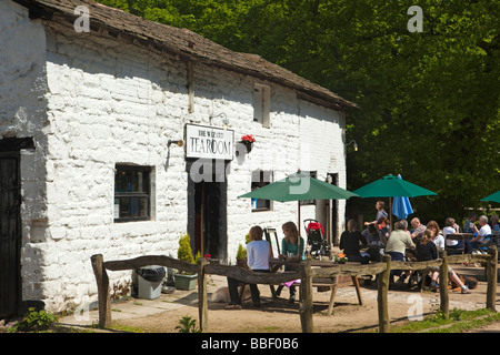 Regno Unito Inghilterra Cheshire Alderley Edge walkers godendo il ristoro al di fuori dalla procedura guidata pub sala da tè Foto Stock