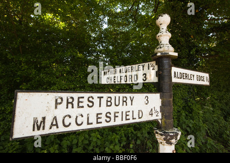 Regno Unito Inghilterra Cheshire Alderley Edge vecchio consiglio di contea di ghisa verniciata cartello stradale Foto Stock