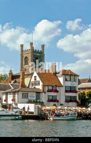 Henley on Thames durante Henley Royal Regatta settimana Fiume Tamigi Oxfordshire England Regno Unito Foto Stock