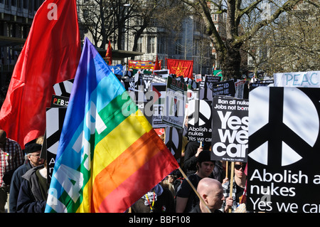 Un mare di bandiere e cartelli come manifestanti marzo presso l'ambasciata Usa a Londra il Grosvenor Square Foto Stock