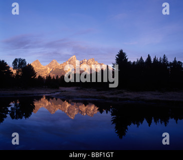 La prima mattina la luce colpisce i Teton Mountain Range in Grand Teton National Park Wyoming Foto Stock