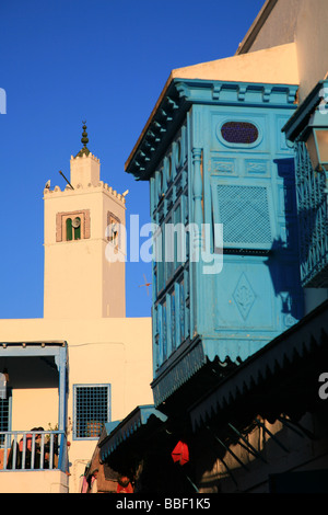 Tradizionale Moucharabieh balcone con la moschea e il Café des Nattes in background in Sidi Bou, detto, Tunisia Foto Stock