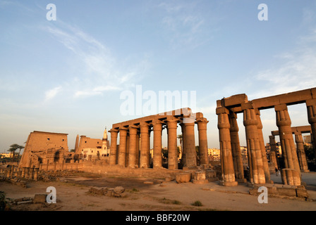 Primo pilone peristilio Cortile di Ramesse II e processionale Colonnato di Amenhotep III a Luxor Tempio di Tebe Egitto Foto Stock