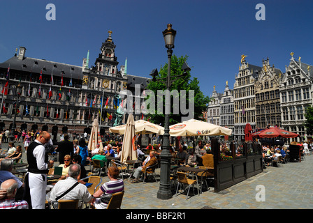 I turisti in caffè all'aperto, Anversa Grote Markt piazza principale, Belgio Foto Stock