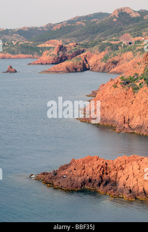 L'Esterel regione sulla costa azzurra, un'area caratterizzata da rocce rosse e selvagge foreste; nel sud della Francia. Foto Stock